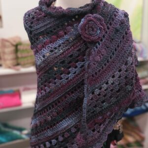 Chal invierno con broche a crochet